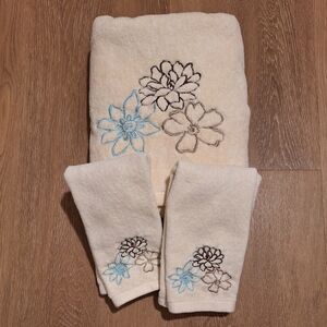 Elegant Floral Embroidered Bath Towel Set